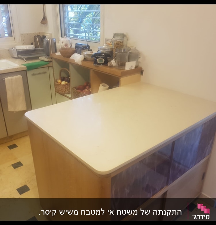 משטח שיש במטבח עם ארונות עץ
